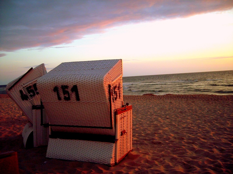 north sea, beach chair, sky, hooded beach chair, no people, nature, beauty in nature, sylt, cloud - sky, number, sand, 2K, red, horizon over water, white