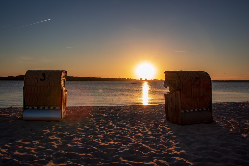 beach chair, 2K, sea, relaxation, land, dusk, beauty in nature, nature, lens flare, tranquil scene, sky, travel, rest, summer, sunlight, water, tranquility