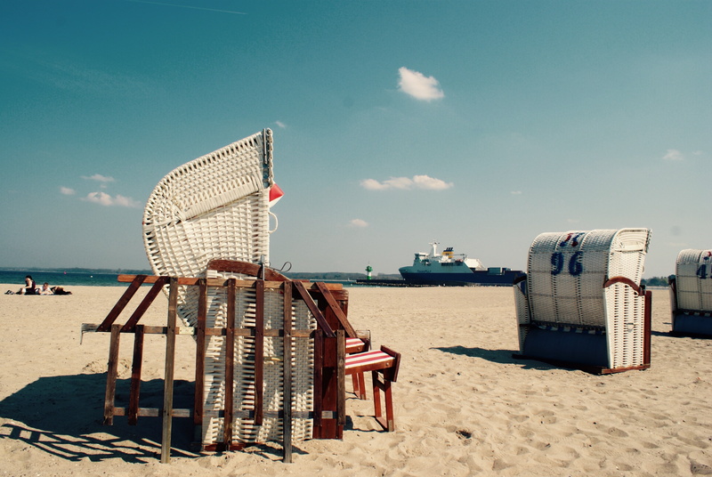 wicker, baltic sea, hooded beach chair, sunlight, nature, chair, architecture, trip, 4K, vacations, incidental people, outdoors, water, sea, land, beach chair