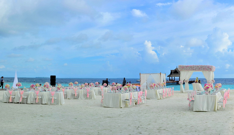 resort, arrangement, hooded beach chair, florist, outdoors, decorations, tranquility, sea, cloud - sky, group of people, land, beach, horizon, seashore