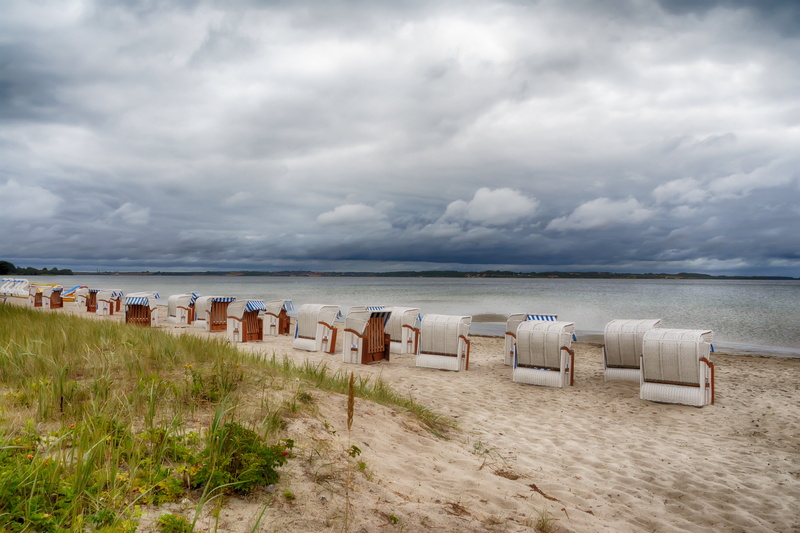 leisure, horizon, day, holiday, sand, outdoors, cloud - sky, sea, beach, horizon over water, no people, tranquil scene, 5K, grass, coast, overcast, tranquility