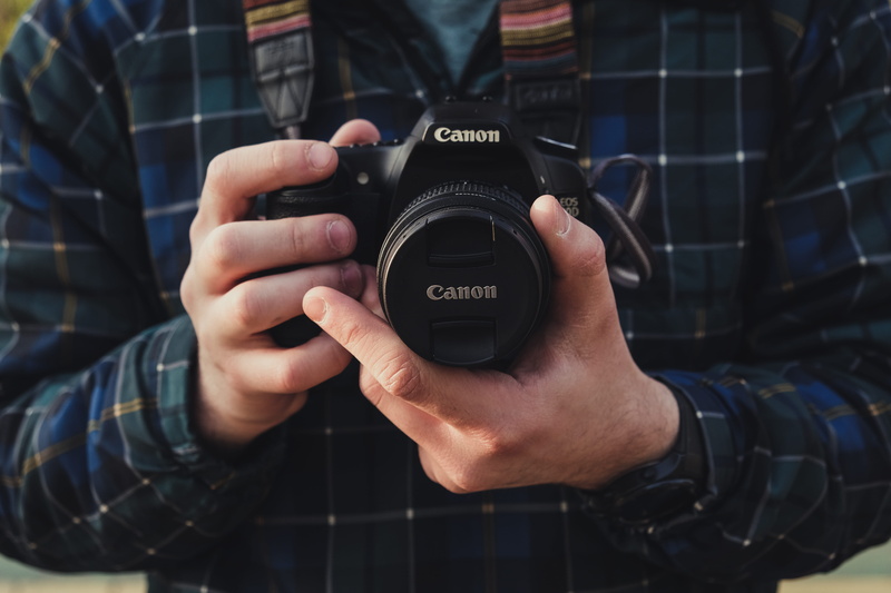 plaid, canon, tartan, fisheye, midsection, men, lifestyles, strap, 5K, camera, indoors, communication, real people, human hand, technology, person, hand
