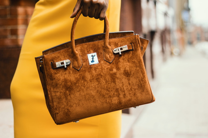 focus on foreground, outdoors, day, metals, leather, label, person, lady, brown, architecture, fashionable, wear, blank, girl, photoshoot, travel, tote