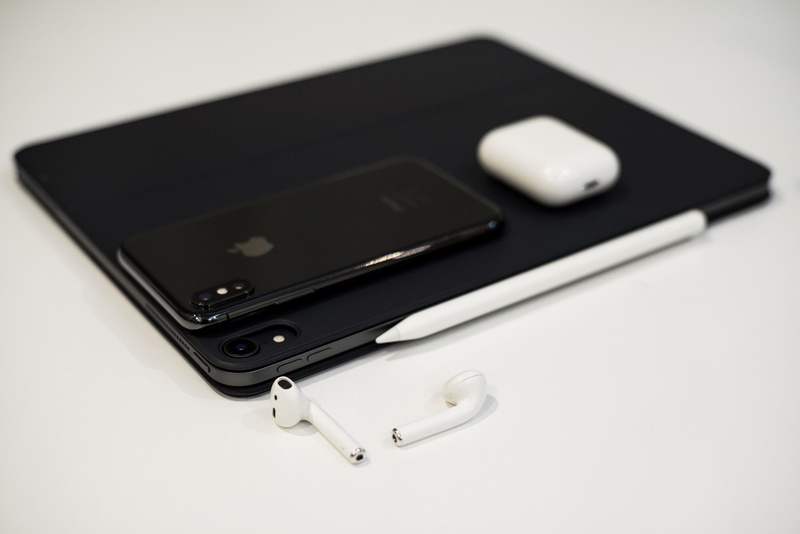 phone, wireless technology, plastic, contact lens, no people, food, studio shot, technology, plectrum, texture, portable information device, modern, communication
