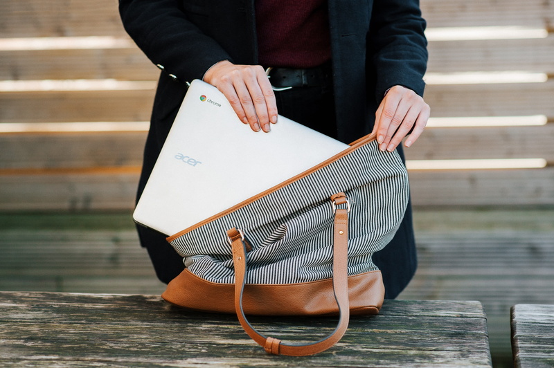 human body part, day, google chromebooks, leisure activity, men, one person, 4K, business, hand, wood - material, young adult, purse, tote, carry, holding