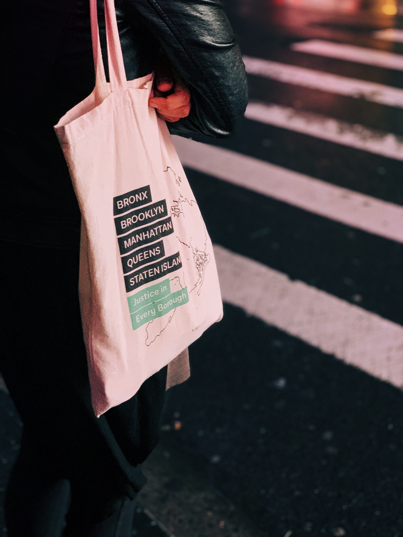 city, hand, western script, lifestyles, clothing, standing, human hand, communication, human body part, real people, one person, tote, 4K, message, bag
