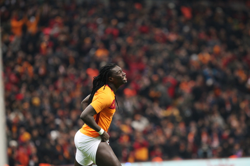 day, football, healthy lifestyle, one person, motion, running, hair, crowd, sport, 5K, outdoors, standing, bafetimbi gomis, three quarter length, spectator