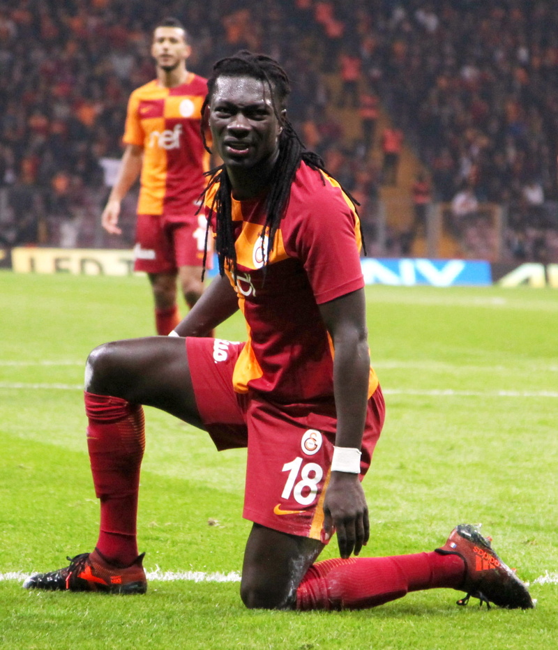 stadium, young adult, standing, 1080P, real people, time attack series, full length, galatasaray, sports clothing, bafetimbi gomis, group of people, adult