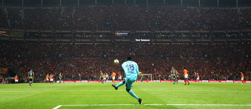 team sport, sportsman, carlos kameni, sports equipment, stadium, soccer uniform, playing, soccer team, spectator, grass, galatasaray, group of people, fenerbahce