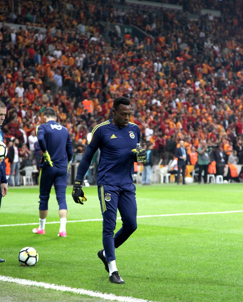 group of people, carlos kameni, galatasaray, team sport, spectator, ball, soccer team, derby, focus on foreground, fenerbahce, grass, athlete, soccer, sportsman
