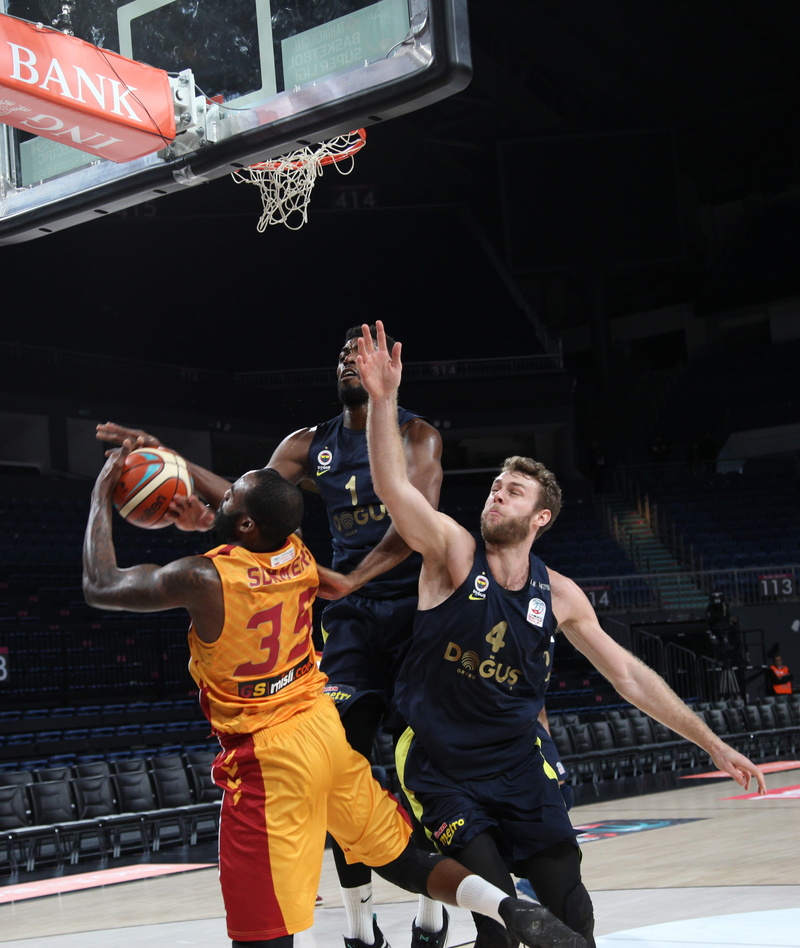 2K, real people, sportsman, athlete, indoors, basketball - sport, tahincioglu basketball super league, two people, motion, derby, men, galatasaray odeabank