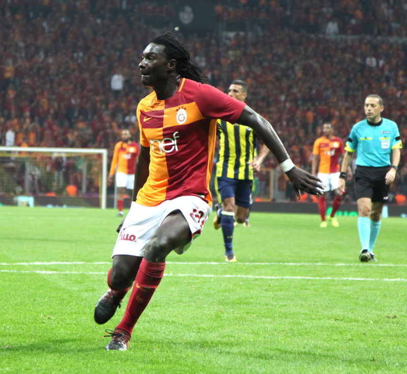 soccer player, gomis, clothing, derby, playing, super league, soccer ball, athlete, galatasaray, grass, sports equipment, outdoors, soccer uniform, 1080P