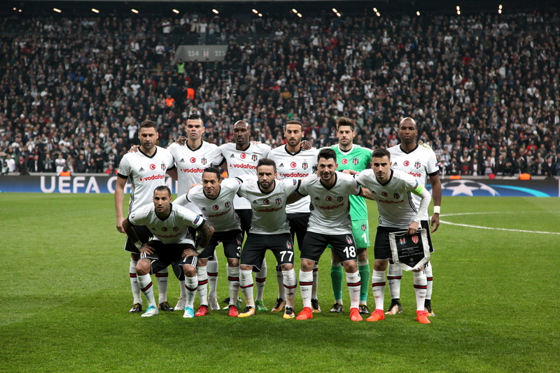 competition, large group of people, men, 5K, young men, sho, sports uniform, full length, champions league, team sport, soccer, teamwork, sports equipment
