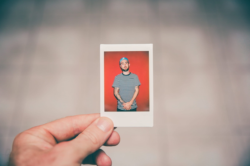 shallow, polaroid shot, man, human hand, baseball cap, la, human body part, adult, close-up, body part, focus, old school, holding, vintage, men, creativity