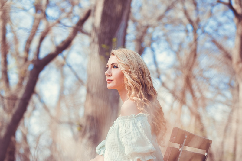 sun, holding, walking, brown, model, trees, selective, standing, 5K, fashion, outdoors, autumn, woodland, season, female, depth of field, photo, fashion Model