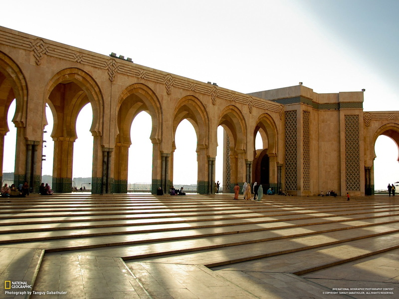 architectural column, incidental people, 720P, building, the past, history, travel destinations, arch, sky, built structure, travel, sunlight, tourism