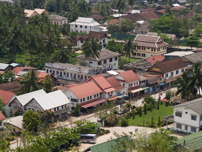 phabang, outdoors, townscape, built structure, building, roof, landscape, mekong, high angle view, nature, tree, city, community, plant, architecture, 2K