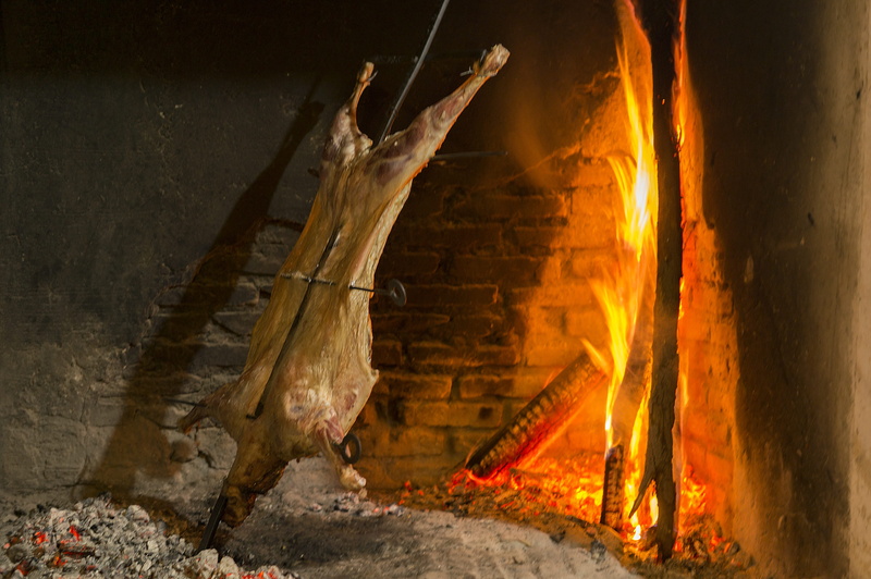 log, indoors, cabildo, architecture, 4K, firewood, wood - material, fire - natural phenomenon, people, cordero, flame, heat - temperature, country, destruction