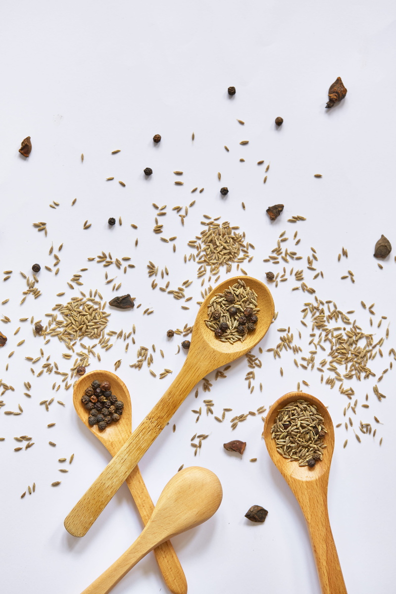 seasoning, kitchen utensil, seed, grain, produce, cutlery, bird, food, large group of objects, pollen, clove, invertebrate, wood - material, spice, 5K