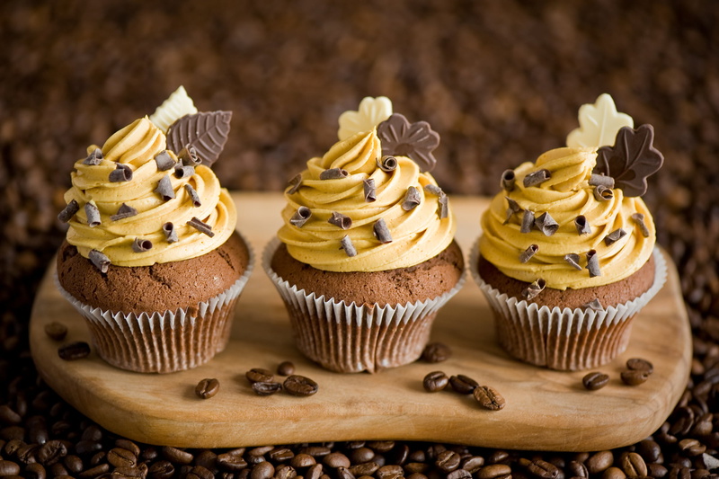 coffee, muffin, dessert, focus on foreground, no people, cake, 1080P, yellow, unhealthy eating, three, icing, sweet food, cupcake holder, temptation, chocolate