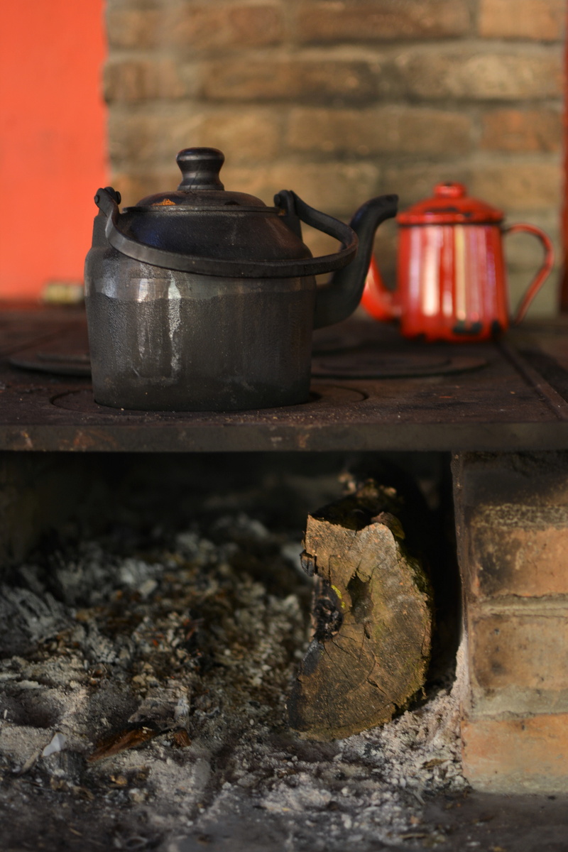 metal, close-up, coffee, appliance, brazil, fire, teapot, household equipment, wood burning stove, farm, pan, coffee pot, firewood, still life, wood - material