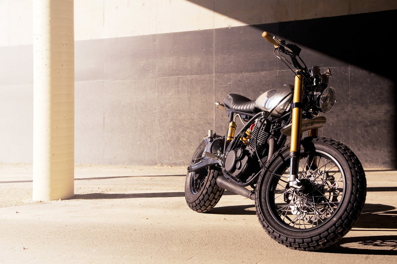 class, nature, architectural column, custom, tire, Yamaha, shadow, motorcycle, Cafe Racer, city, mode of Transport, travel, absence, mode of transportation