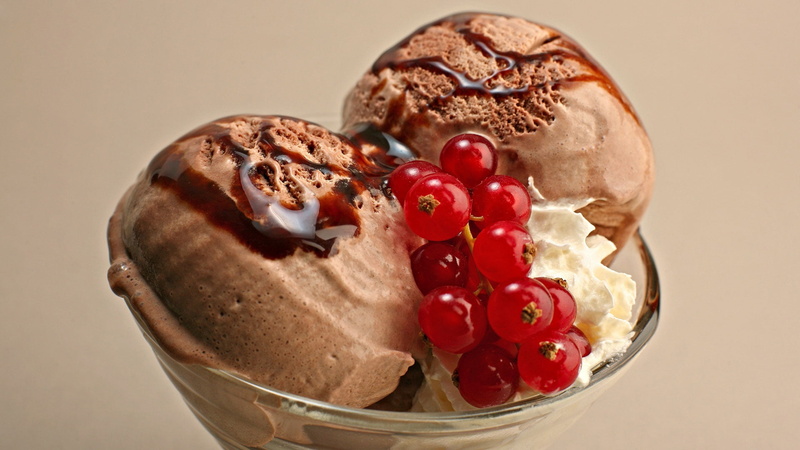 frozen, refreshment, balls, studio Shot, snack, dessert, temptation, mocha, currant, garnish, indoors, white, still life, ice Cream Sundae, freshness, ice
