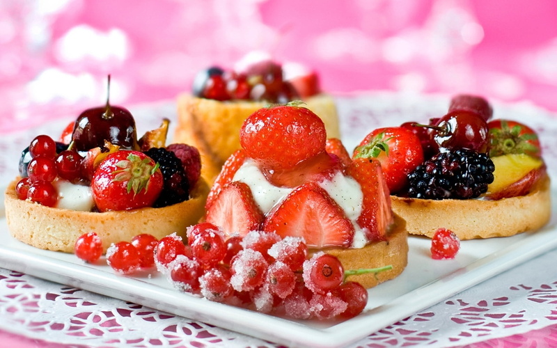 raspberries, indulgence, temptation, refreshment, fruit, blueberry, sweet, ready-to-eat, white, strawberries, strawberry, pastry Dough, plate, currants