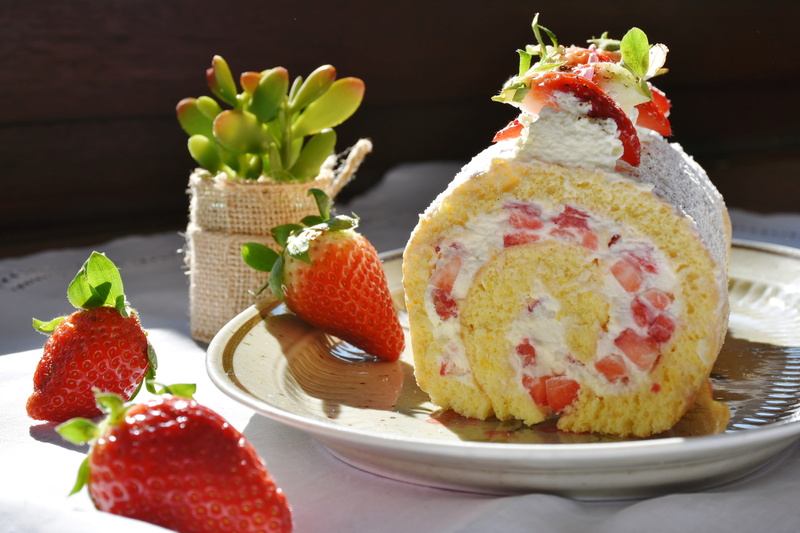 piece of cake, eat, cake, birthday, 5K, indulgence, delicious, baked, sweet food, bisquit, strawberry sections, healthy eating, garnish, strawberry cake