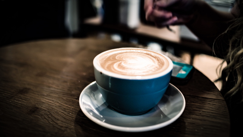 latte, coffee cup, drink, hand, frothy drink, 5K, indoors, coffee shop, cell phone, froth art, electronics, wood, the coffee lab, crockery, asthetics