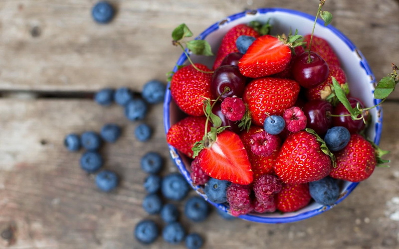 berries, raspberries, strawberries, plate, blueberries, 720P