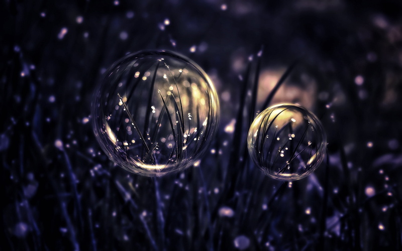christmas ornament, illuminated, bubble, yellow, close-up, grass, selective focus, focus on foreground, reflection, color Image, vulnerability, glass, pattern