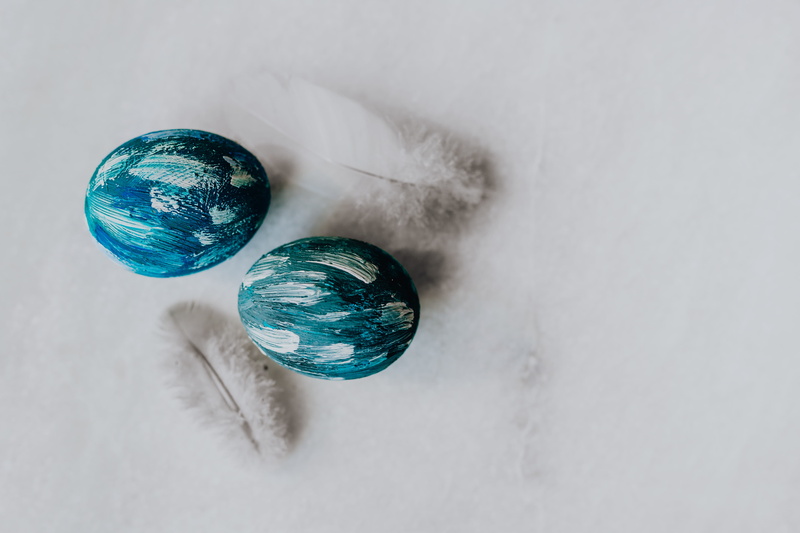 paper, single object, feather, no people, blue, high angle view, 5K, close-up, white color, wealth, directly above, marble, green color, shape, studio shot