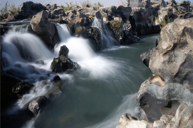 rock formation, flow, blurred motion, sea, fall, motion, river, day, cascade, outdoor, power, bamako, solid, roche, rock - object, land, beauty in nature