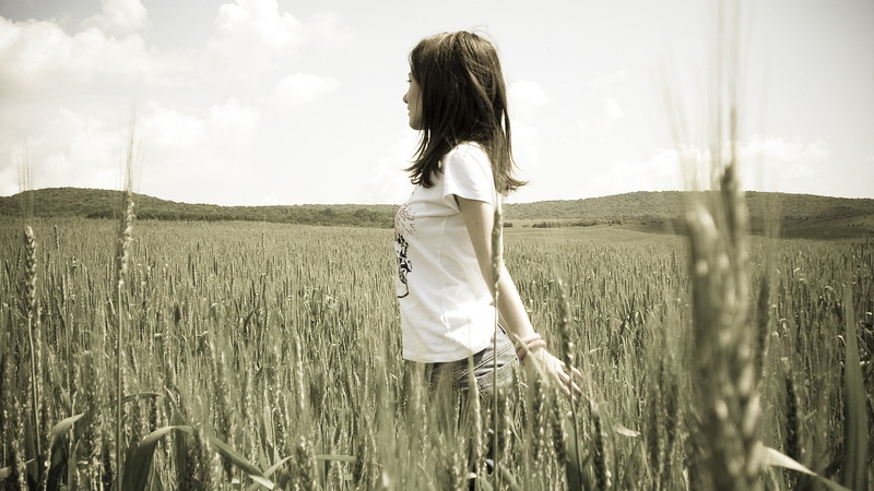 three quarter length, women outdoors, real people, brunette, growth, sky, lifestyles, field, women, low saturation, rural scene, nature, hairstyle, crop