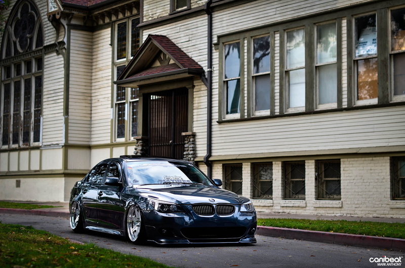black, built structure, day, sedan, vintage car, garage, parking, stationary, retro styled, 528i, transportation, no people, building exterior, 1080P