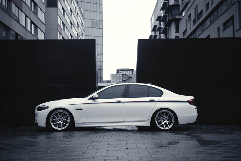 day, building exterior, 5K, building, modern, Drives, luxury, car, office building exterior, outdoors, motor vehicle, White, garage, Side, architecture