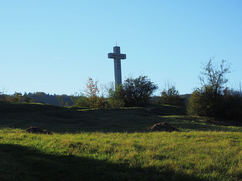 land, architecture, cross, built structure, plant, nature, day, jerk, field, grass, religion, sky, clear sky, landscape, protected landscape area, blaubeuren