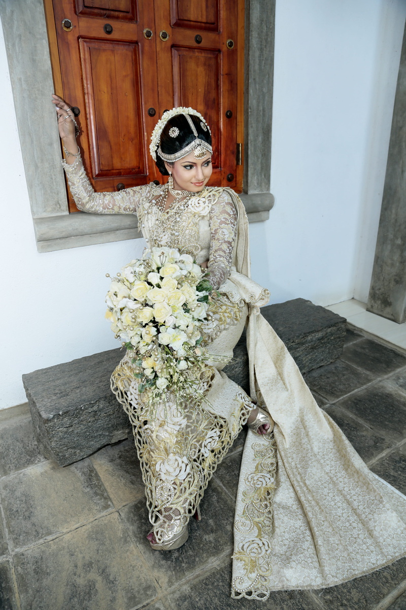 traditional, door, bridal, lifestyles, bouquet, elegant, flower, celebration, veil, hairstyle, jewelries, wear, human representation, real people, model
