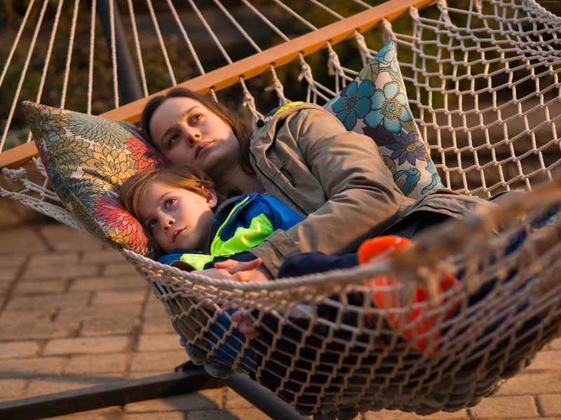 5K, females, innocence, lifestyles, Jacob Tremblay, casual clothing, Room, container, hammock, basket, women, lying down, Brie Larson, one person, relaxation