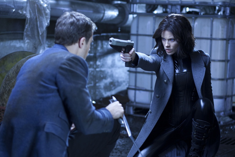 weapon, vampire, 2K, pistol, movie, leather, hd, boots, girl, woman, dagger, cinema, overcoat, warrior, man, costumes, dangerous, film, survivor, Underworld 4: Awakening