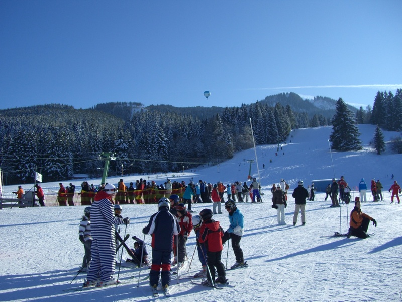 people, warm clothing, childrens ski course, holiday, outdoors, adventure, sky, 1080P, alpine pointed, playing, allgäu, blue, skiers, mountain, trip, skiing