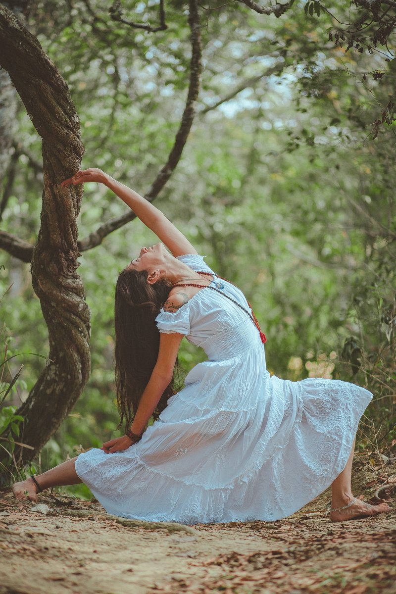 outdoors, leisure activity, full length, leisure, hairstyle, day, meditating, human arm, land, position, women, woman, yoga instructor, young women, young adult