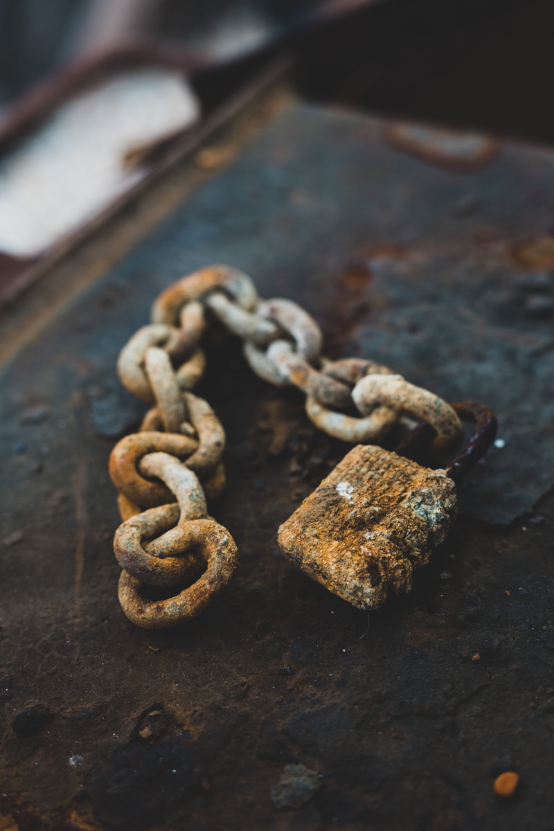 sea, tied up, detail, focus, strength, metal, old, dirty, focus on foreground, photography, selective focus, wood - material, broken, close-up, grey, weathered