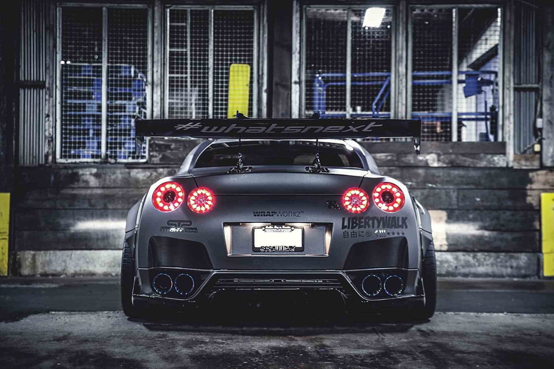 720P, building, built structure, lighting equipment, wheel, outdoors, city, mode of transportation, liberty, nissan, motor vehicle, car, close-up, tail light