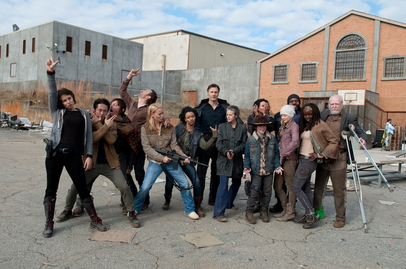 full length, women, young adult, adult, standing, mid adult men, building exterior, 1080P, togetherness, real people, s, architecture, The Walking Dead