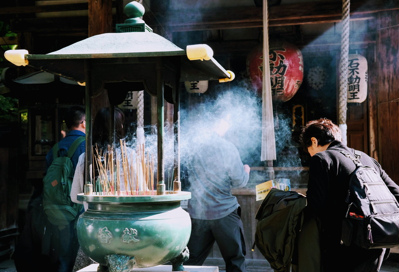 pray, incense, lantern, japan, kyoto prefecture, built structure, japanese, architecture, place of worship, old woman, motion, day, rear view, belief, fog