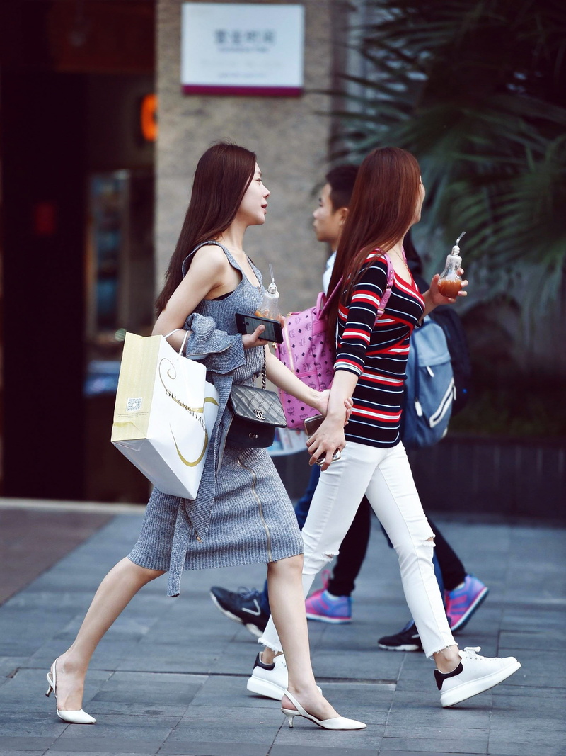 adolescent, girls, two, full length, women, man, casual, enjoyment, standing, family, wall, hairstyle, wear, city, people, holding, glass, clothes, fashion