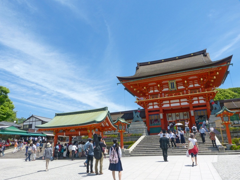 outdoors, men, landmark, kyoto, 4K, structure, kyoto prefecture, city, architecture, gather, built structure, adult, shrine, travel, group of people, blue sky
