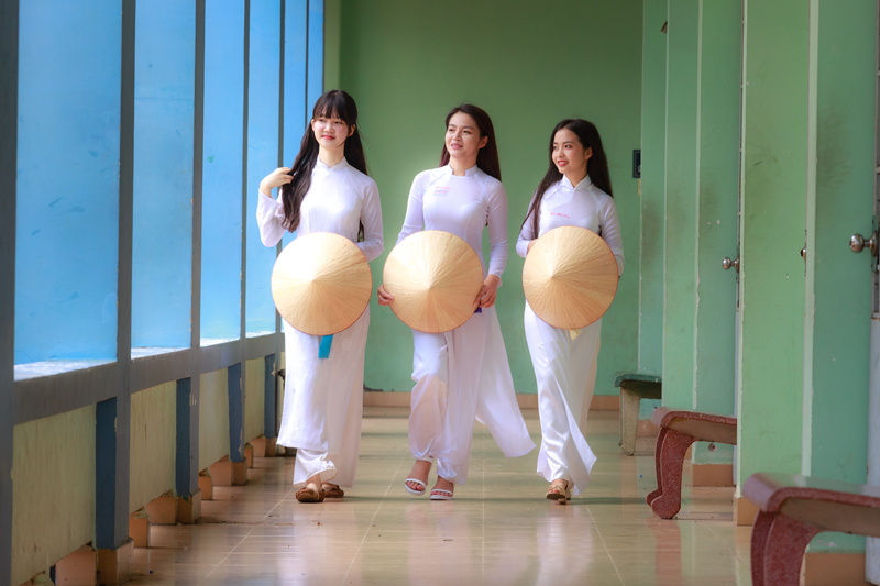 people, dress white, teenager, the tradition, costume, flooring, long, smiling, the hat, indoors, thanhniên, cool, education, graceful, cone, girls, vietnam